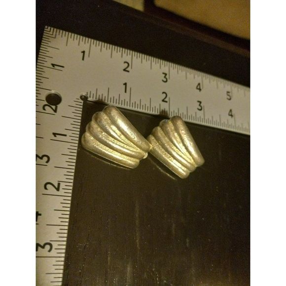 Vintage‎ Textured Clip on Earrings Muted/Brushed Silver Tone Over an Inch Long - Picture 6 of 9